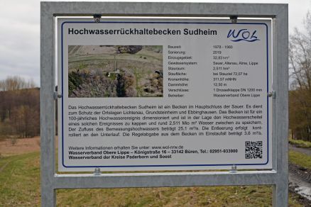 Info-Tafel am Hochwasserrückhaltebecken Sudheim Foto: Kreis Paderborn, Amt für Presse- und Öffentlichkeitsarbeit, Meike Delang